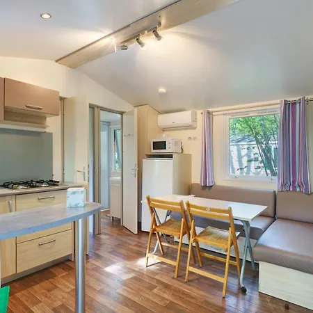 Mobilhome Family - Laurier Rose * Saint-Martial-de-Nabirat